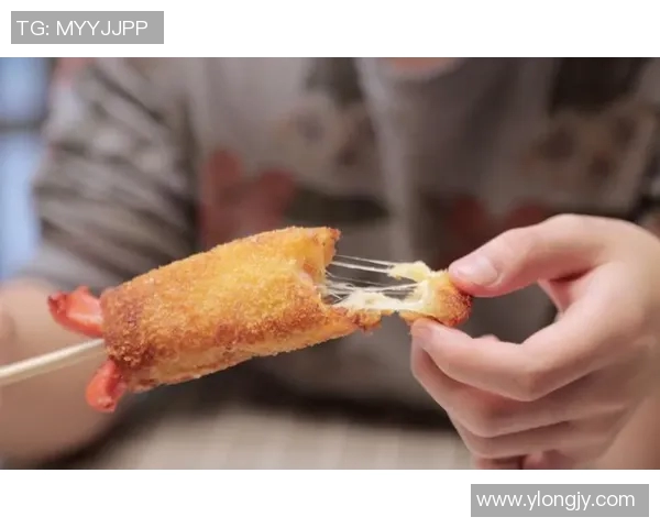篮球明星享受热狗美食瞬间展现运动与美味的完美结合 篮球明星享受热狗美食瞬间展现运动与美味的完美结合